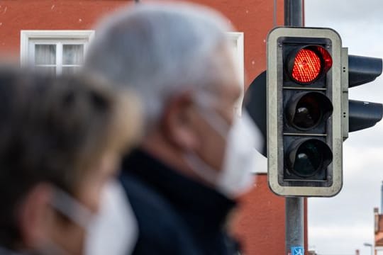 Corona-Schnelltests für alle sollen wieder kostenlos werden - eine der Maßnahmen, mit dem der Anstieg der Neuinfektionen gebremst werden soll.