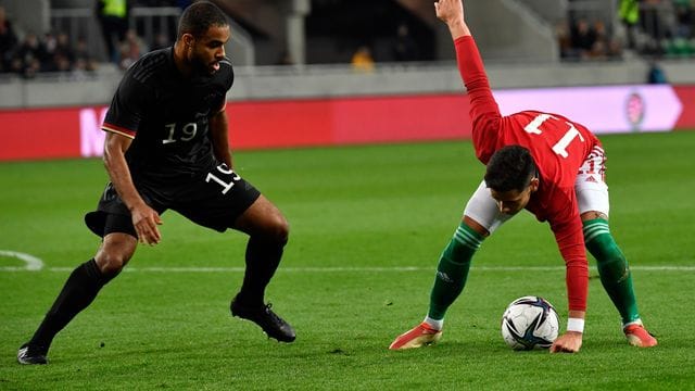Abwehrspieler Jean-Manuel Mbom in Aktion für die U21.