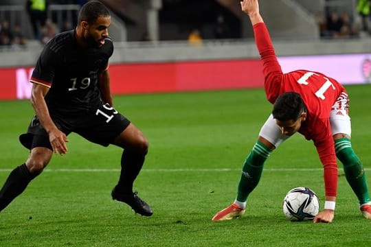 Abwehrspieler Jean-Manuel Mbom in Aktion für die U21.