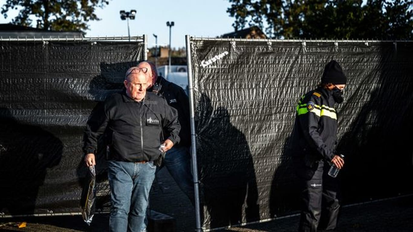 Polizisten nach dem Ausheben einer international operierenden Drpgenbande im niederländischen Bergeijk.