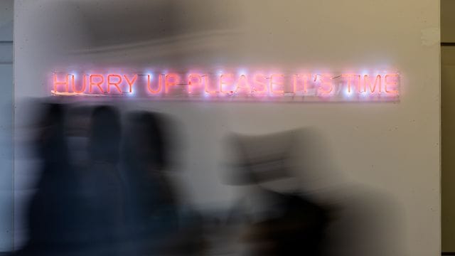 Konferenzteilnehmer gehen bei der UN-Klimakonferenz COP26 in Glasgow an einem Schriftzug der Künstlerin Cornelia Parker vorbei. Konferenzteilnehmer gehen bei der UN-Klimakonferenz COP26 in Glasgow an einem Schriftzug der Künstlerin Cornelia Parker vorbei.