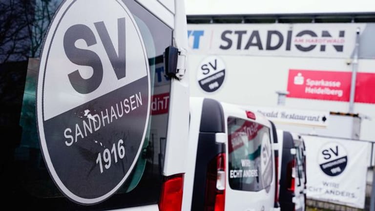 Ein Wagen mit dem Logo des SV Sandhausen steht vor dem heimischen BWT-Stadion am Hardtwald.