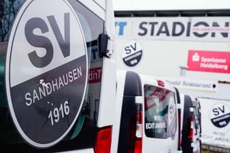 Ein Wagen mit dem Logo des SV Sandhausen steht vor dem heimischen BWT-Stadion am Hardtwald.