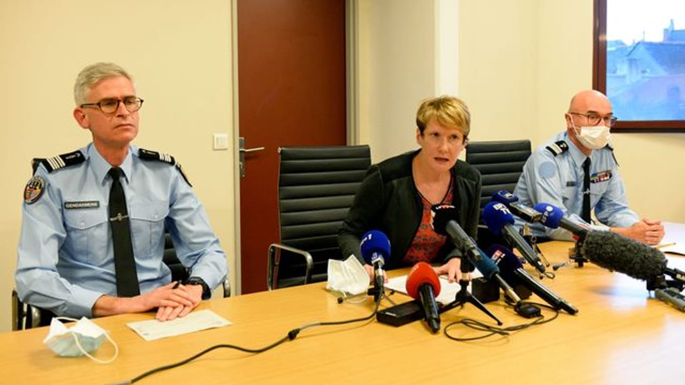 Celine Maigne, Staatsanwältin von Laval, gibt eine Pressekonferenz mit französischen Gendarmen nach den ersten Suchaktionen nach einem 17-jährigen vermissten Mädchen.