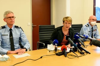 Celine Maigne, Staatsanwältin von Laval, gibt eine Pressekonferenz mit französischen Gendarmen nach den ersten Suchaktionen nach einem 17-jährigen vermissten Mädchen.