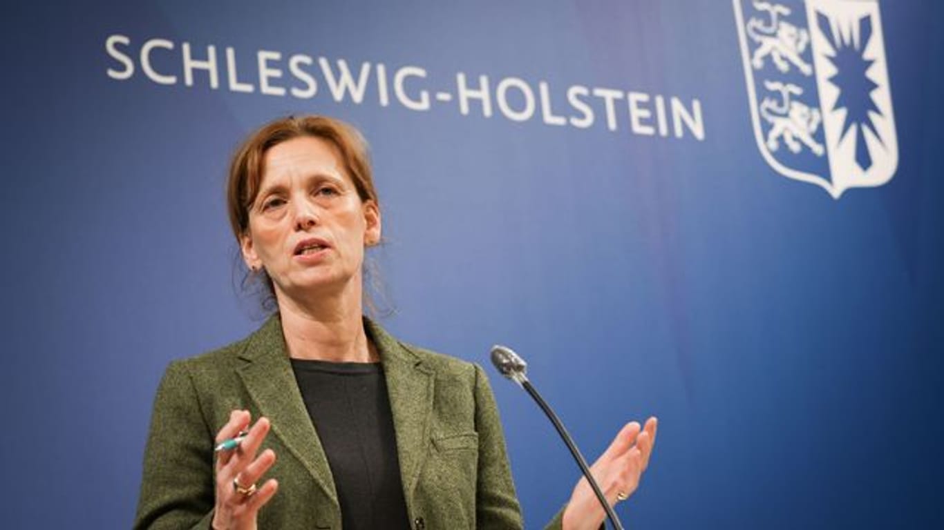 Karin Prien (CDU), Bildungsministerin von Schleswig-Holstein, spricht auf einer Pressekonferenz im Foyer des Landeshauses in Kiel.