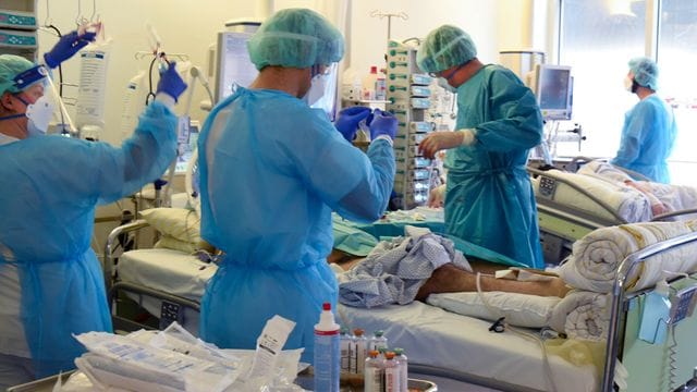 Auf der Covid-Station vom Universitätsklinikum Leipzig versorgen Ärzte, Schwestern und Pfleger einen Patienten. Auf der Covid-Station vom Universitätsklinikum Leipzig versorgen Ärzte, Schwestern und Pfleger einen Patienten.