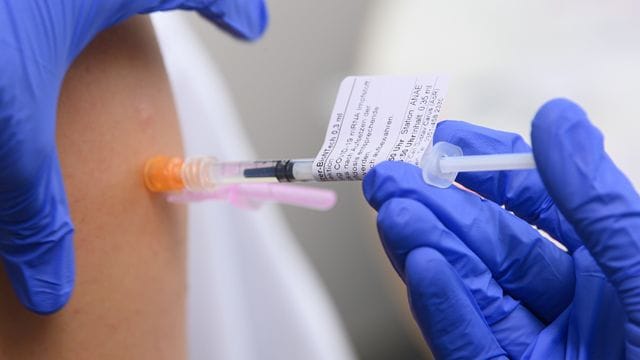Eine Ärztin impft im Universitätsklinikum in Dresden einen Arztkollegen mit der dritten Impfung gegen das Coronavirus. Eine Ärztin impft im Universitätsklinikum in Dresden einen Arztkollegen mit der dritten Impfung gegen das Coronavirus.