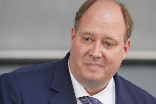 Helge Braun (CDU), damals Chef des Bundeskanzleramtes und Bundesminister für besondere Aufgaben, nimmt an der Befragung der Bundesregierung im Plenum im Bundestag teil.
