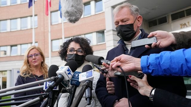 Raffaele Nedrotti (r) und seine Frau Nadia, die Eltern der Frau, die bei einer Bootskollision auf dem Gardasee ums Leben kam, vor dem Gericht von Brescia. Raffaele Nedrotti (r) und seine Frau Nadia, die Eltern der Frau, die bei einer Bootskollision auf dem Gardasee ums Leben kam, vor dem Gericht von Brescia.