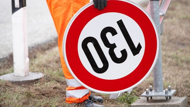 Die Grünen wollen das Tempolimit - die Ampel-Parteien scheinen sich jedoch nicht darauf einigen zu können. Die Grünen wollen das Tempolimit - die Ampel-Parteien scheinen sich jedoch nicht darauf einigen zu können.