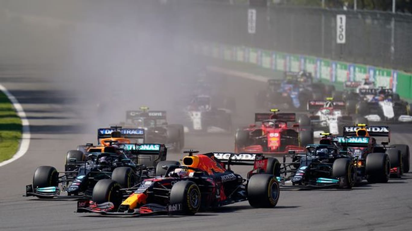 Auch in Brasilien will sich Max Verstappen (vorne) in seinem Red Bull gegen Mercedes behaupten.