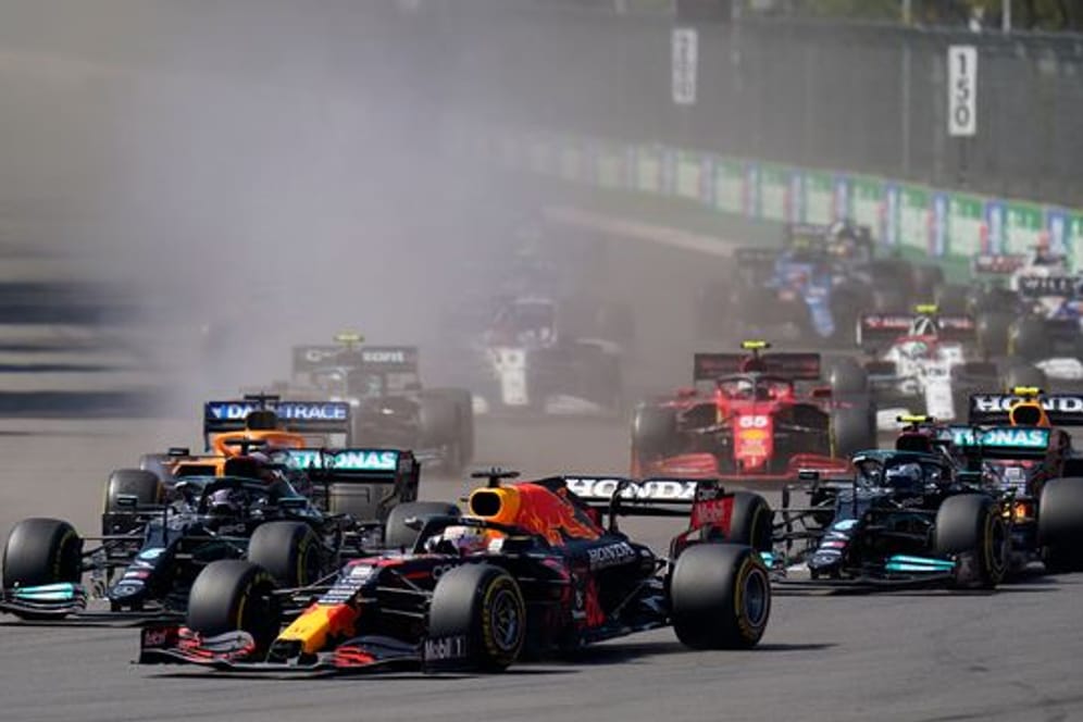 Auch in Brasilien will sich Max Verstappen (vorne) in seinem Red Bull gegen Mercedes behaupten.