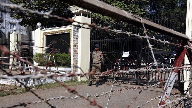 Wachpersonal steht vor dem Insein-Gefängnis in Yangon.