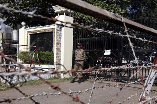 Wachpersonal steht vor dem Insein-Gefängnis in Yangon.