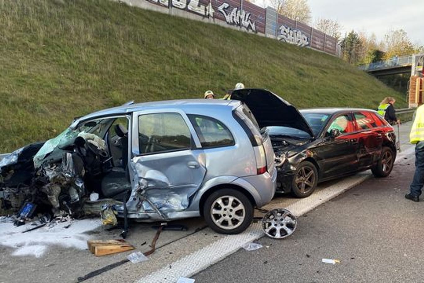 Ein 96-jähriger Falschfahrer hat auf der Autobahn A4 einen schweren Verkehrsunfall verursacht.
