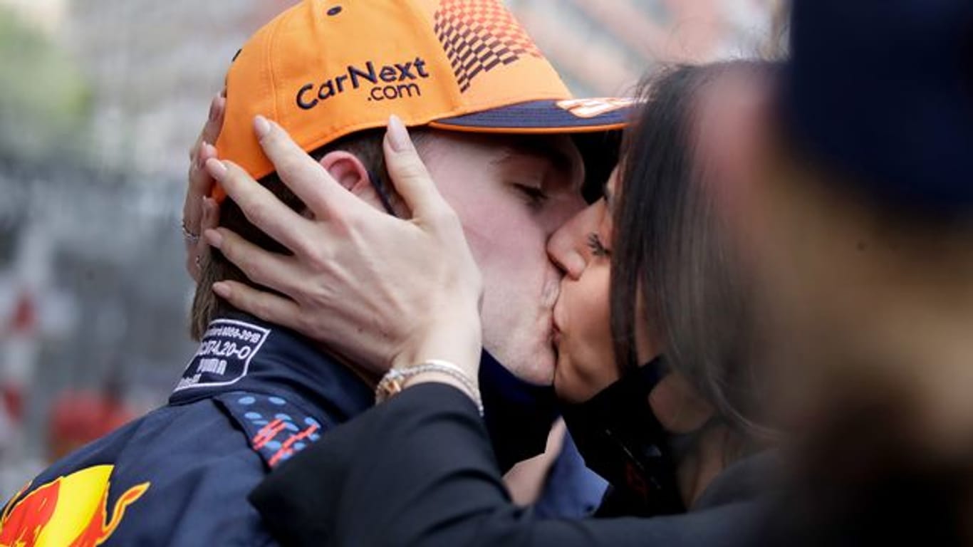 Max Verstappen wird von Kelly Piquet in Monaco geküsst: Der Niederländer hatte sich Anfang des Jahres zu seiner neuen Liebe bekannt.