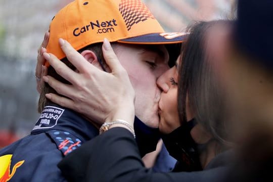 Max Verstappen wird von Kelly Piquet in Monaco geküsst: Der Niederländer hatte sich Anfang des Jahres zu seiner neuen Liebe bekannt.