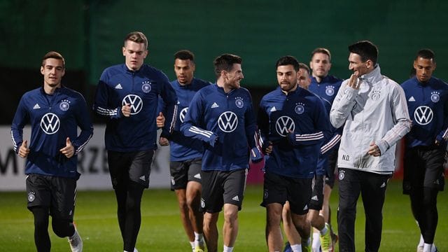 Die Nationalspieler beim Aufwärmen zum Abschlusstraining mit Special Coach Nicklas Dietrich. Die Nationalspieler beim Aufwärmen zum Abschlusstraining mit Special Coach Nicklas Dietrich.