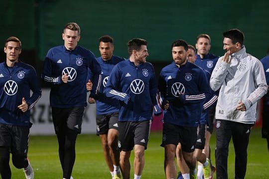Die Nationalspieler beim Aufwärmen zum Abschlusstraining mit Special Coach Nicklas Dietrich.