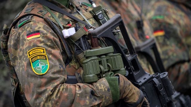 Soldaten der Enhanced Forward Presence (eFP) Battle Group in voller Ausrüstung.