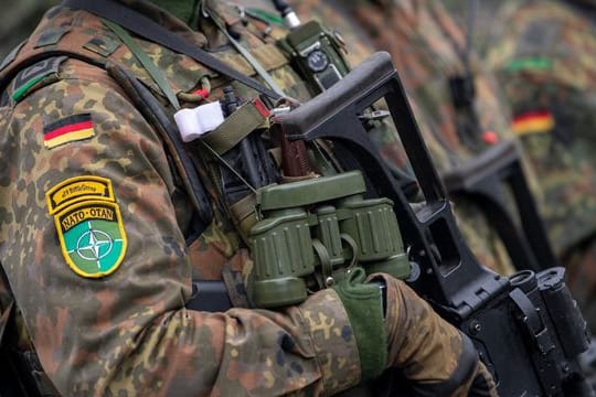 Soldaten der Enhanced Forward Presence (eFP) Battle Group in voller Ausrüstung.