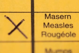 Ein Impfpass mit einem Kreuz bei der Masern-Impfung.