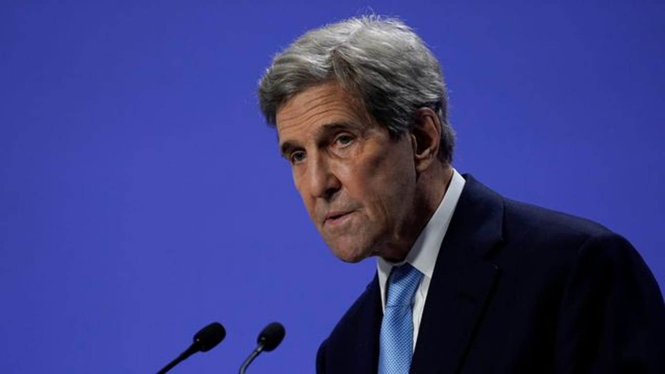 John Kerry, Sondergesandter des US-Präsidenten für Klimafragen, spricht bei einer Pressekonferenz während der UN-Klimakonferenz COP26.