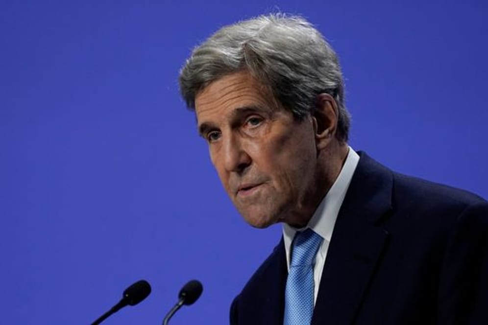 John Kerry, Sondergesandter des US-Präsidenten für Klimafragen, spricht bei einer Pressekonferenz während der UN-Klimakonferenz COP26.