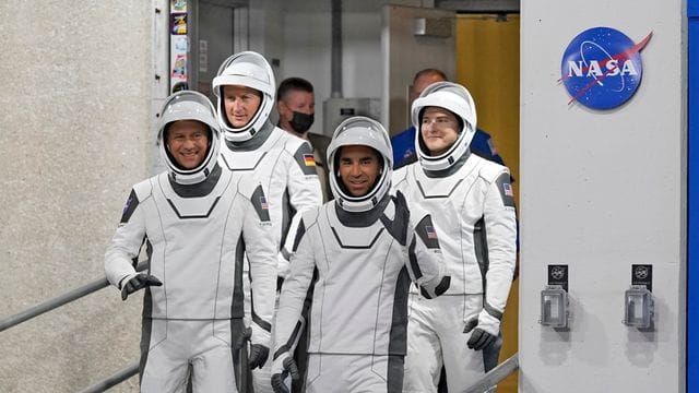 Die Astronauten (von links) Tom Marshburn, Matthias Maurer aus Deutschland, Raja Chari und Kayla Barron sind auf dem Weg zur Startrampe. Die Astronauten (von links) Tom Marshburn, Matthias Maurer aus Deutschland, Raja Chari und Kayla Barron sind auf dem Weg zur Startrampe.