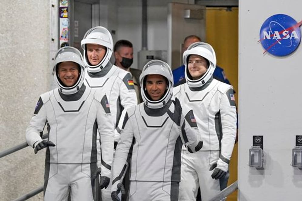 Die Astronauten (von links) Tom Marshburn, Matthias Maurer aus Deutschland, Raja Chari und Kayla Barron sind auf dem Weg zur Startrampe.