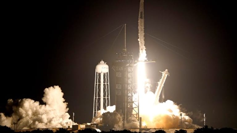 Eine SpaceX Falcon 9-Rakete mit der Crew Dragon-Kapsel hebt von der Startrampe 39A im Kennedy Space Center in Cape Canaveral, Florida, ab.