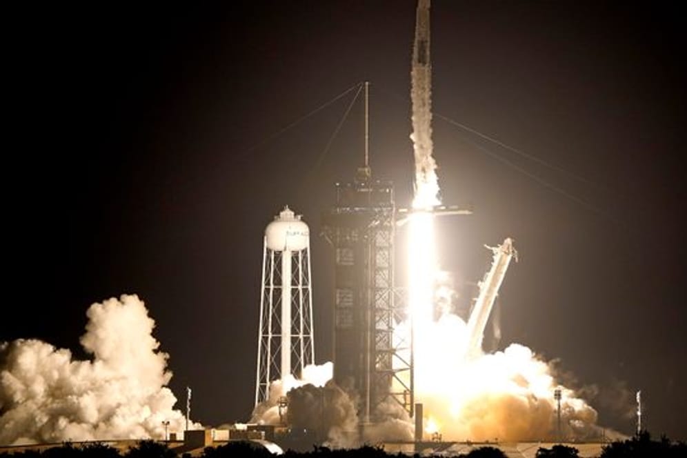 Eine SpaceX Falcon 9-Rakete mit der Crew Dragon-Kapsel hebt von der Startrampe 39A im Kennedy Space Center in Cape Canaveral, Florida, ab.