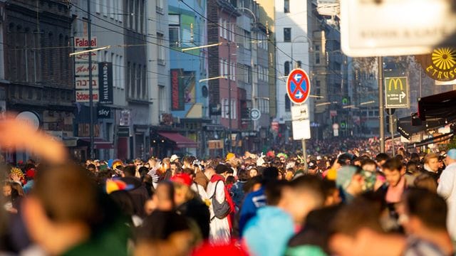 Karnevalsauftakt in Köln: Menschen feiern in dem 2G-Bereich um den Zülpicher Platz.