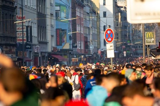 Karnevalsauftakt in Köln: Menschen feiern in dem 2G-Bereich um den Zülpicher Platz.