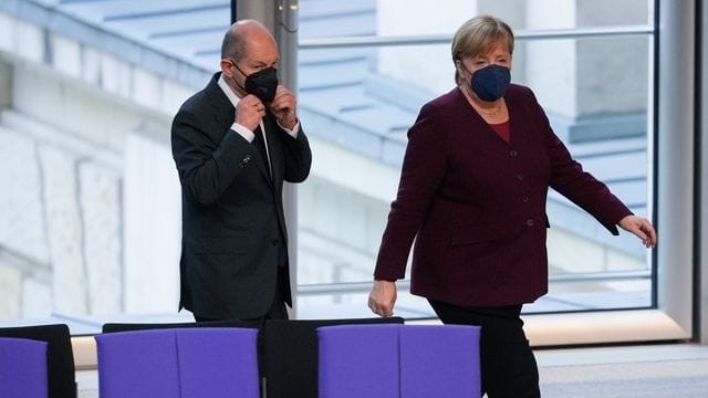 Angela Merkel und Olaf Scholz zu Beginn der Bundestagsitzung.