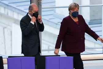 Angela Merkel und Olaf Scholz zu Beginn der Bundestagsitzung.