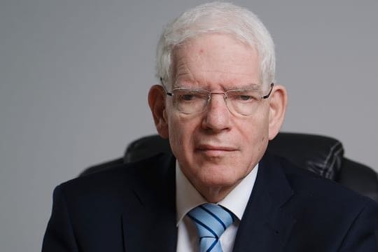 Josef Schuster, Präsident des Zentralrats der Juden in Deutschland, sitzt bei einem Fototermin in seinem Büro.