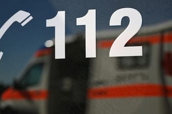 Ein Rettungswagen spiegelt sich während einer Übung in einem Fenster eines anderen Rettungswagen mit der Aufschrift "112".