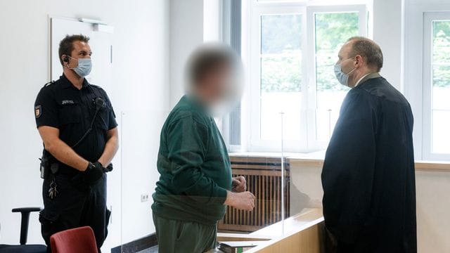 Der 58 Jahre alte Angeklagte (M) im Gericht.