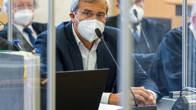 Franz Rieger, CSU-Abgeordneter im bayerischen Landtag, sitzt im Verhandlungssaal im Landgericht. Franz Rieger, CSU-Abgeordneter im bayerischen Landtag, sitzt im Verhandlungssaal im Landgericht.