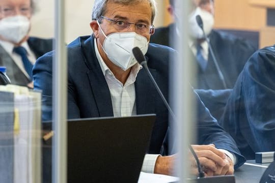 Franz Rieger, CSU-Abgeordneter im bayerischen Landtag, sitzt im Verhandlungssaal im Landgericht.
