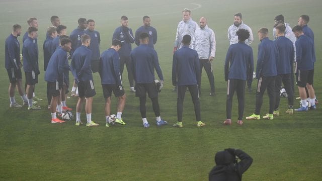 U21-Cheftrainer Antonio Di Salvo hat die Spieler beim Abschlusstraining in der Wirmachendruck-Arena um sich versammelt. U21-Cheftrainer Antonio Di Salvo hat die Spieler beim Abschlusstraining in der Wirmachendruck-Arena um sich versammelt.