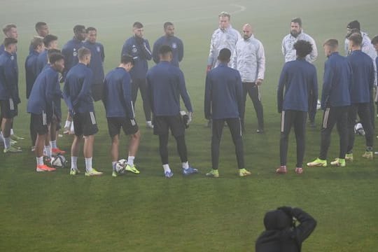 U21-Cheftrainer Antonio Di Salvo hat die Spieler beim Abschlusstraining in der Wirmachendruck-Arena um sich versammelt.