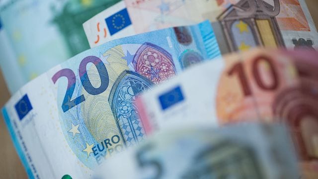 Bis 2025 sollen rund 179 Milliarden Euro mehr in die Kassen fließen als geplant. Bis 2025 sollen rund 179 Milliarden Euro mehr in die Kassen fließen als geplant.