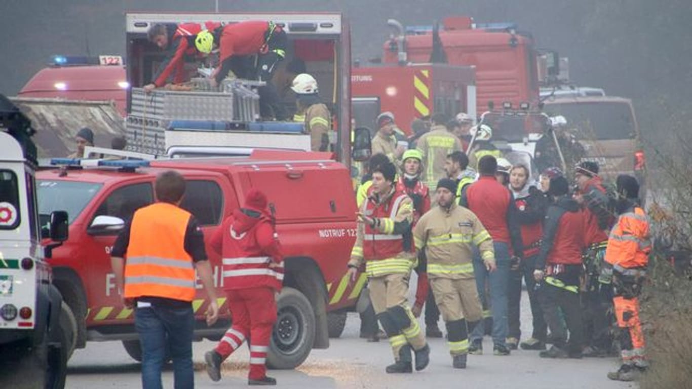 Einsatzkräfte der Rettungsdienste, der Feuerwehr und Polizei sind an der Unfallstelle: Ein Pilot ist beim Absturz seines Kleinflugzeuges im österreichischen Bundesland Vorarlberg ums Leben gekommen.