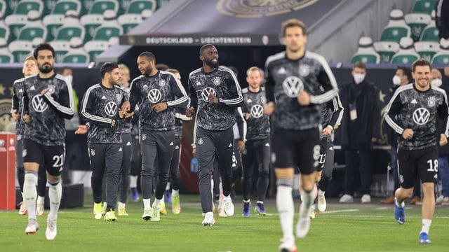Die deutsche Mannschaft läuft zum Aufwärmen auf den Platz.