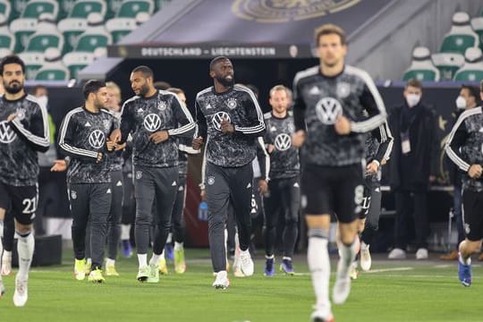 Die deutsche Mannschaft läuft zum Aufwärmen auf den Platz.