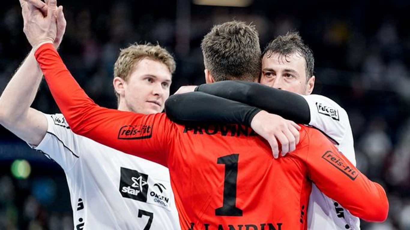 Kiels Torwart Niklas Landin feiert mit seinen Teamkollegen den Sieg über den bergischen HC.
