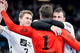 Kiels Torwart Niklas Landin feiert mit seinen Teamkollegen den Sieg über den bergischen HC.